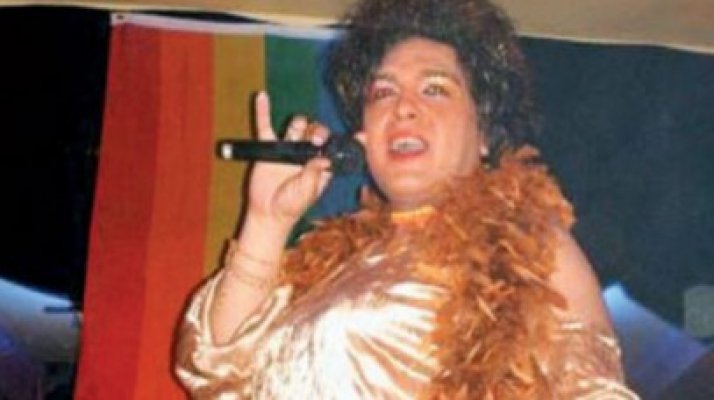 Călugărul hoţ este un homosexual travestit. El dansa la bară şi participa la concursuri de Miss